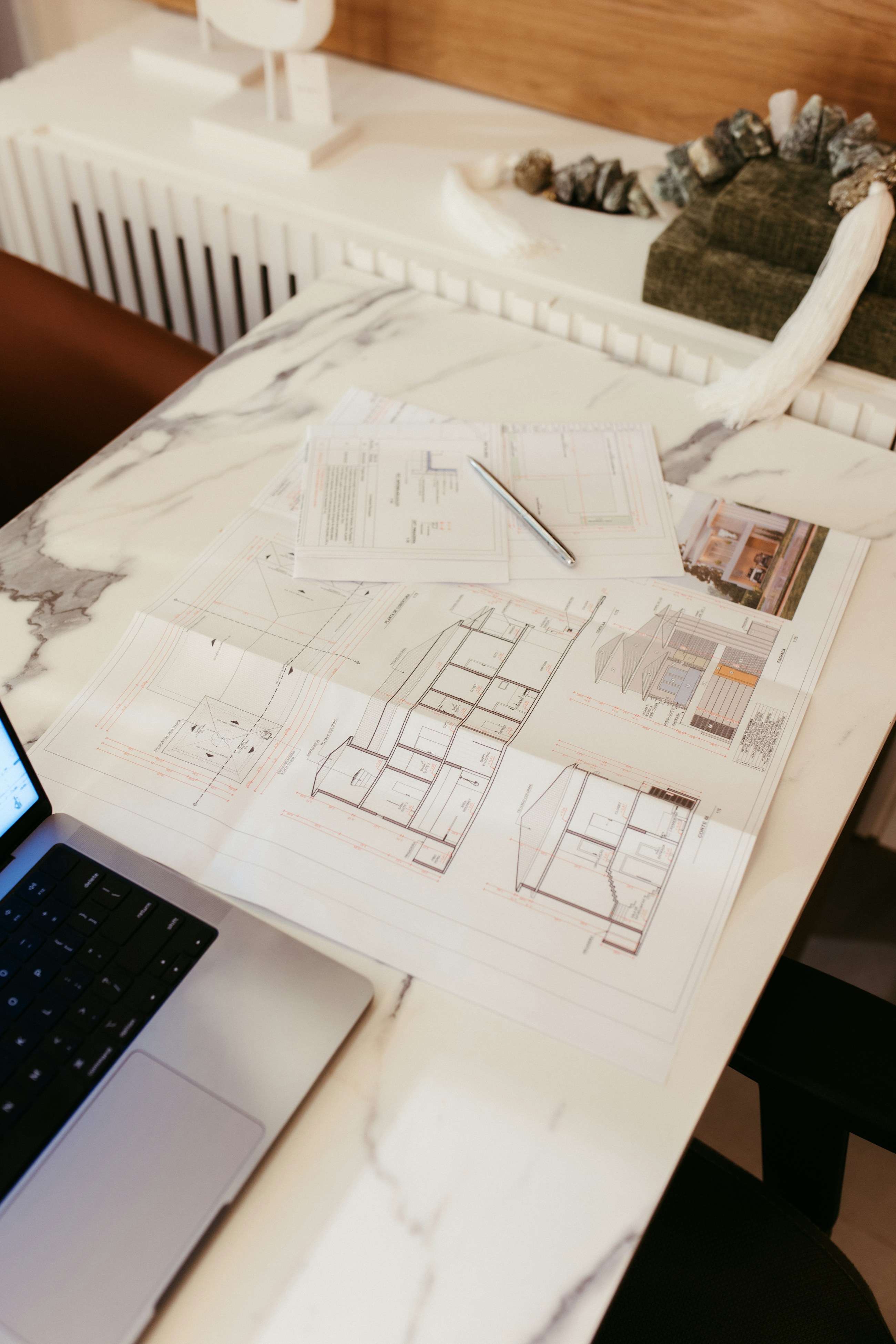 Plans d'architecte et outils de travail sur un bureau